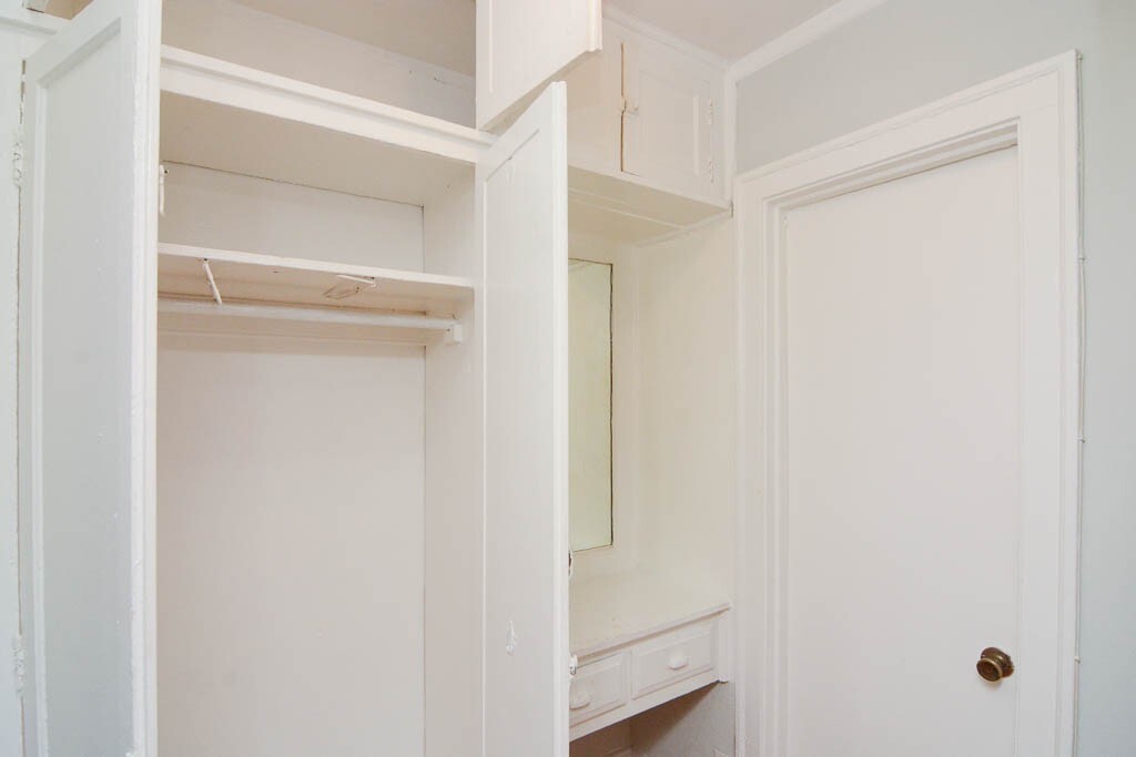 Building Photo - 533 W Roscoe St