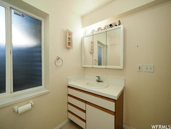 Building Photo - Spacious Rambler w attached 2 car garage!