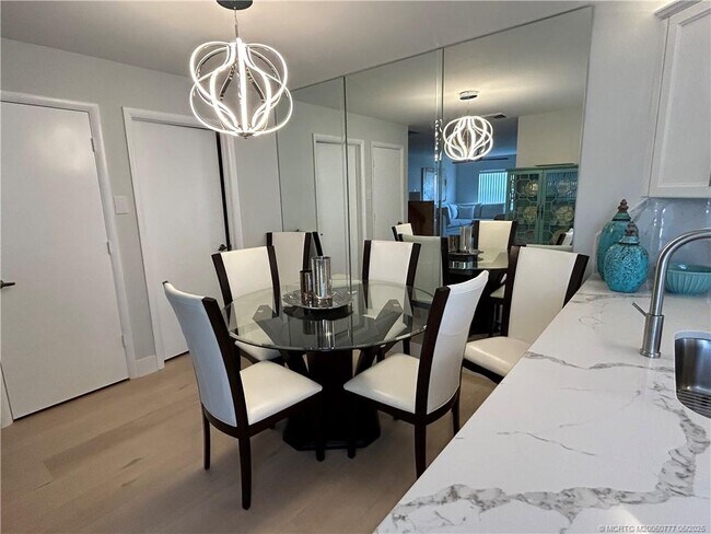 Building Photo - 2807 SW Lakemont Pl