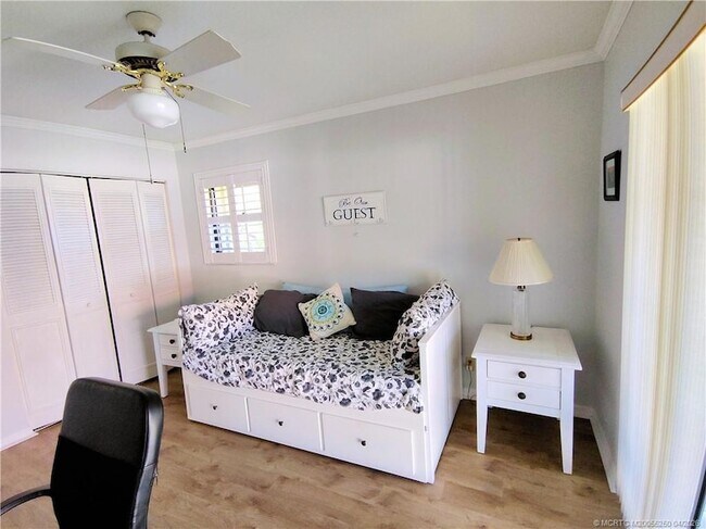 Building Photo - 511 SW South River Dr