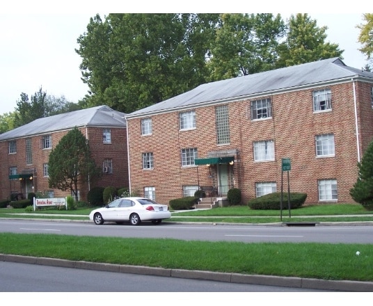 Building Photo - 2323 Riverside Dr