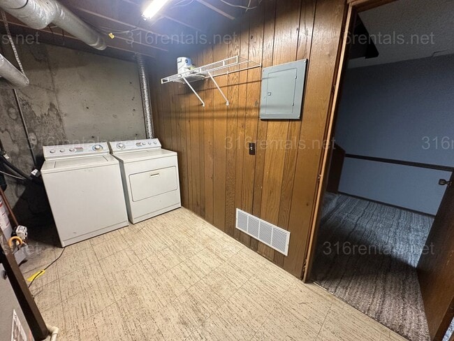 Building Photo - $1495 - 2 bed 1.5 bath - Duplex located in Riverside