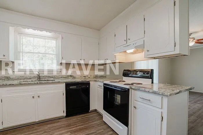 Building Photo - 209 Avery Ln