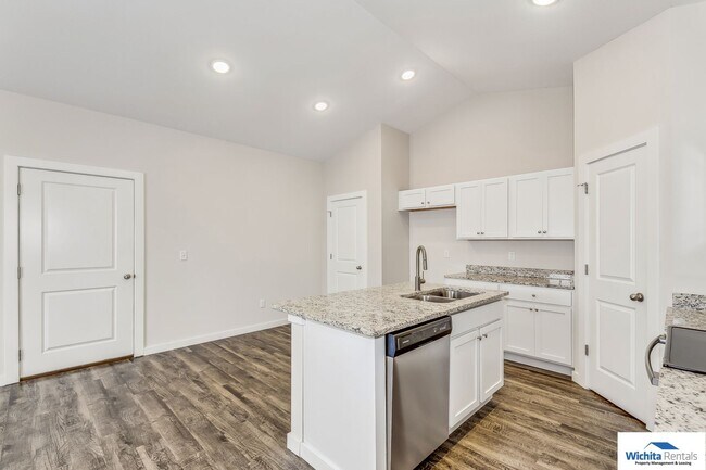 Building Photo - Newer 3 bedroom 2 bath Duplex in Goddard
