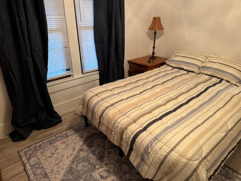 Building Photo - 909 W Oak St