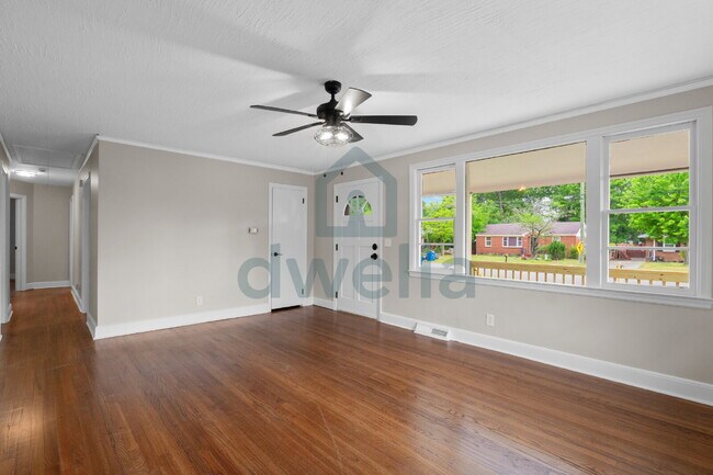 Building Photo - "Charming 5-Bedroom Oasis with 2 Full Bath...