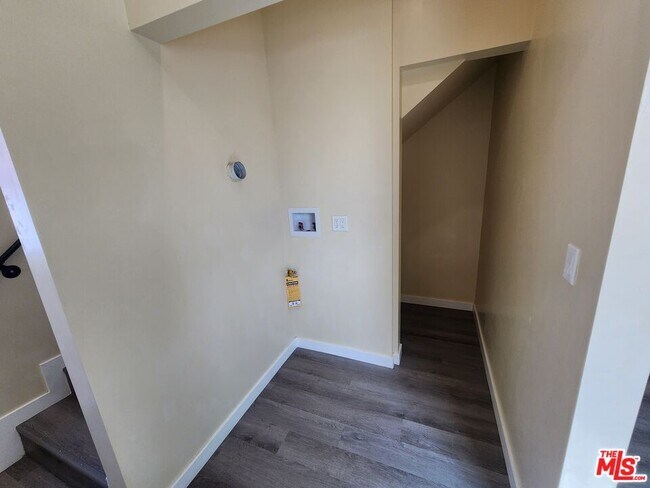 Building Photo - 1535 W 80th St