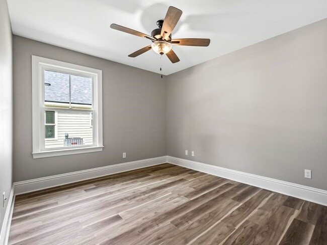 Building Photo - 4-Bedroom Available in Wakulla Gardens