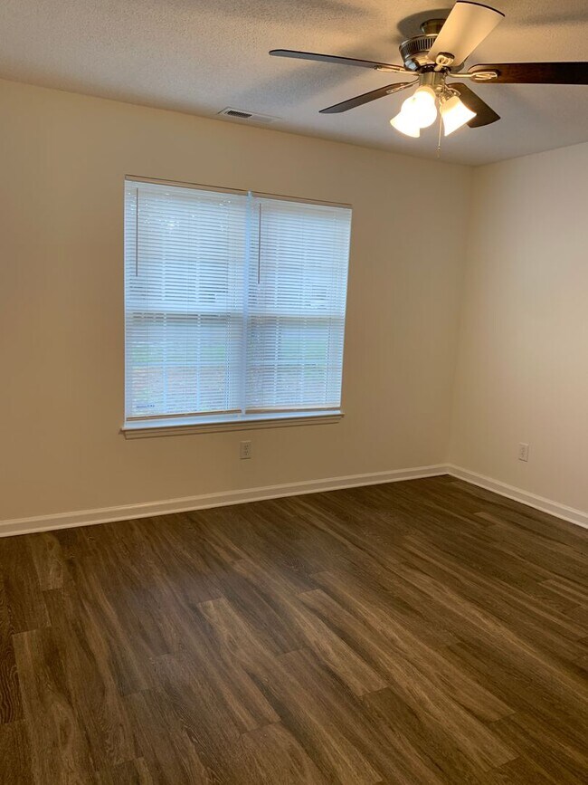 Building Photo - 3 Bedroom 2 Bath House on Hillsdale Drive