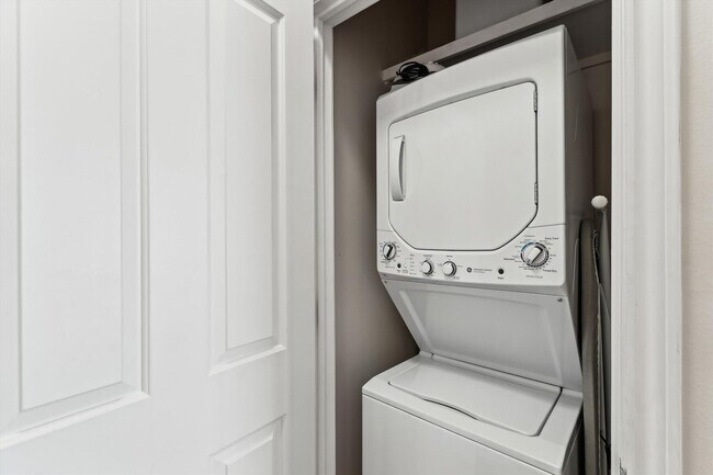 Building Photo - 9896 S Thomas Dr