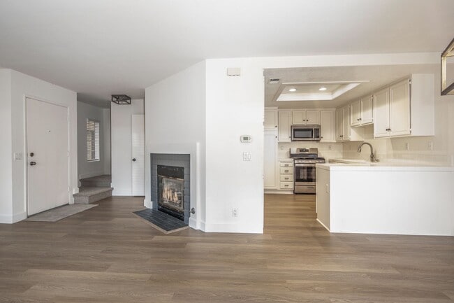 Building Photo - Townhome in Lake Forest