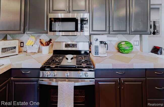 Building Photo - 430 Fox Hills Dr S