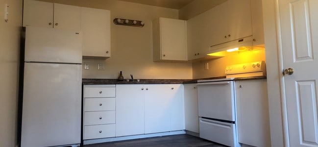 Building Photo - Hillsborough Ct