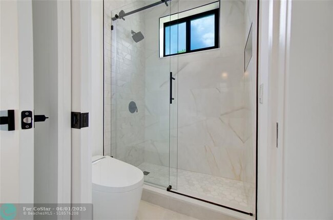 Building Photo - 2550 Jardin Terrace