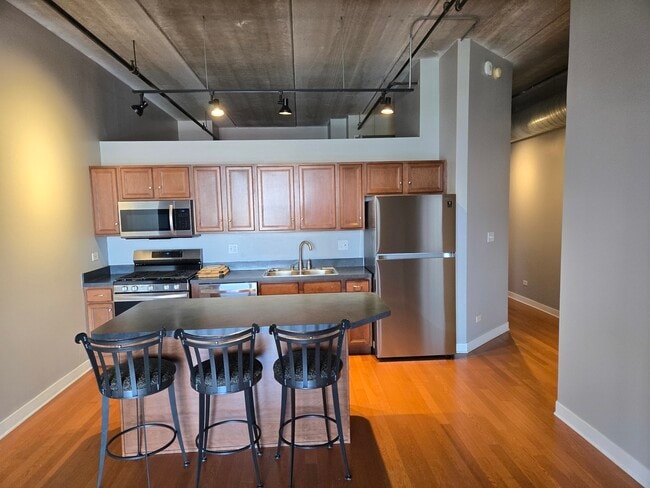 Building Photo - 811 W 15th Pl