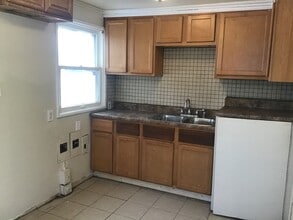 Building Photo - 2 bedroom single family home with detached garage