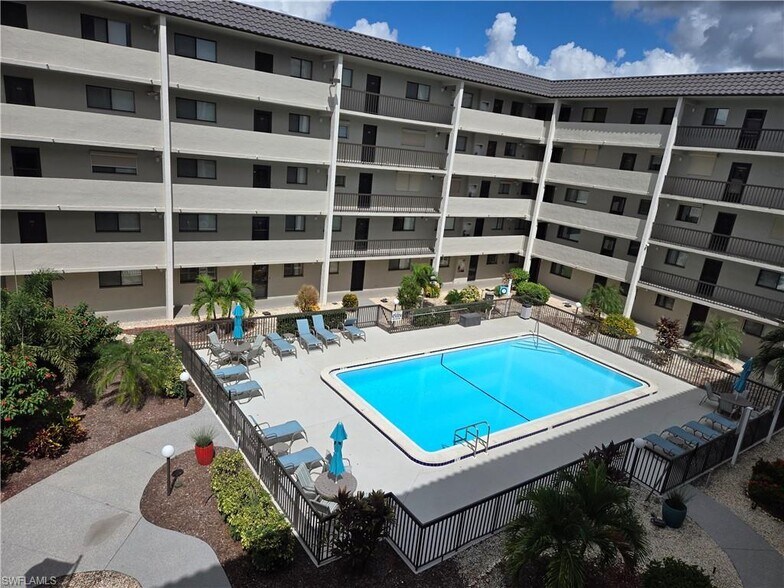 Centre Court Fort Myers - 2121 Collier Ave