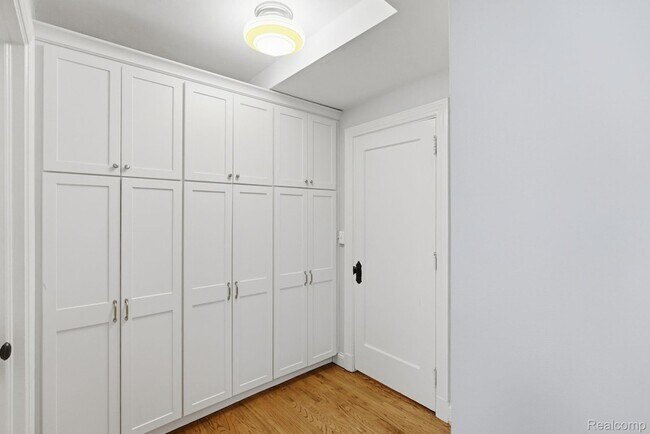 Building Photo - 15 E Kirby St