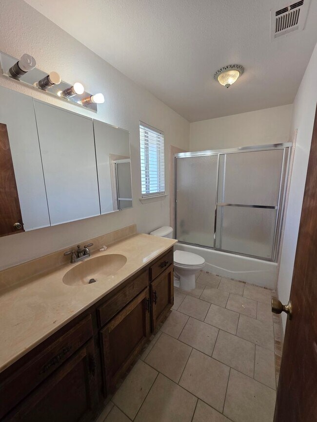 Building Photo - 2 bedroom 1 bath in SE Visalia