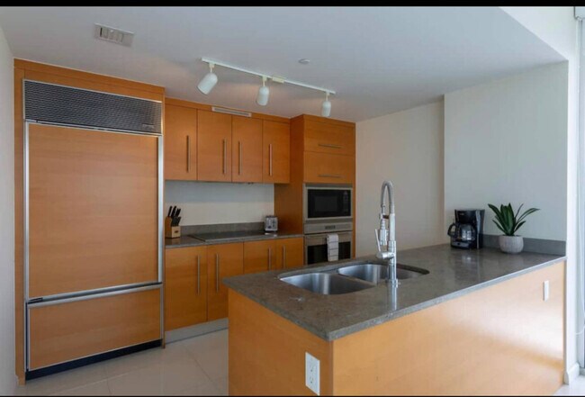 Building Photo - 501 Brickell Ave