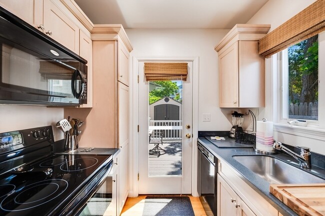 Building Photo - 5 White Way