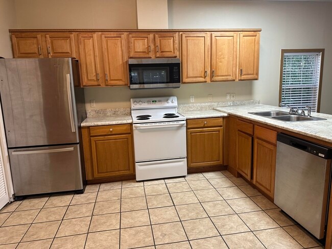 Building Photo - 832 Cross St