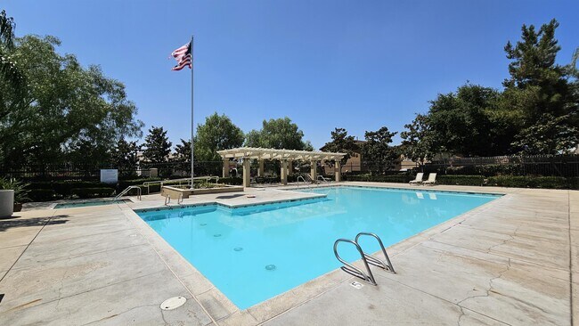 Building Photo - 1105 N Yucca Ave