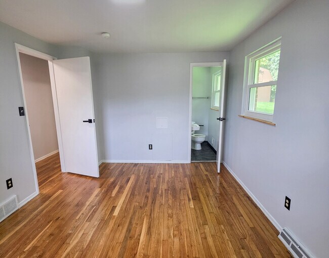 Building Photo - 408 Hazelnut Dr