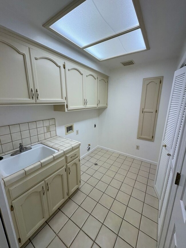 Building Photo - Entertainer delight rental home located in ''The Lakes'' subdivision Coming soon *Private Showing...