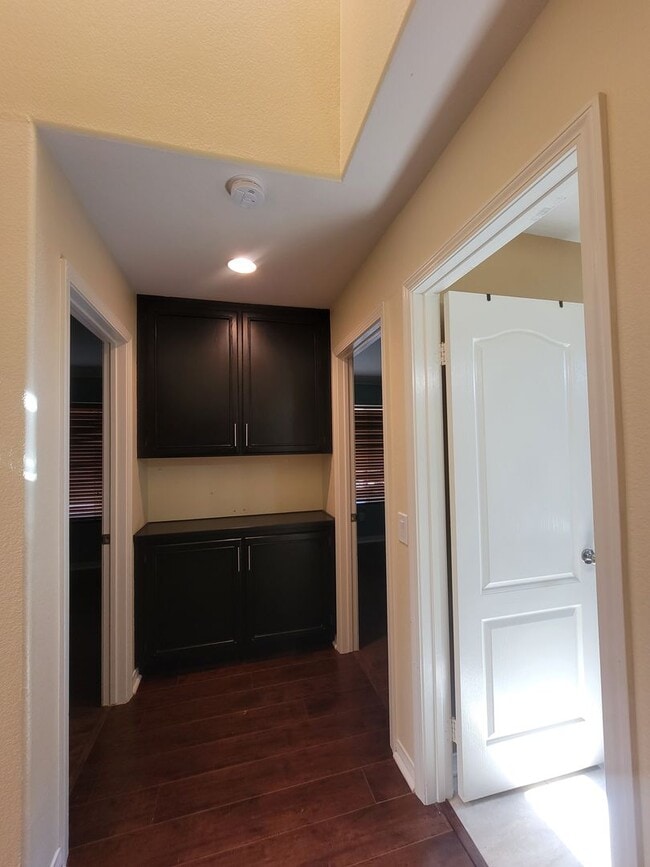 Building Photo - Beautiful 3 Bedroom, 2.5 Bathroom Home wit...