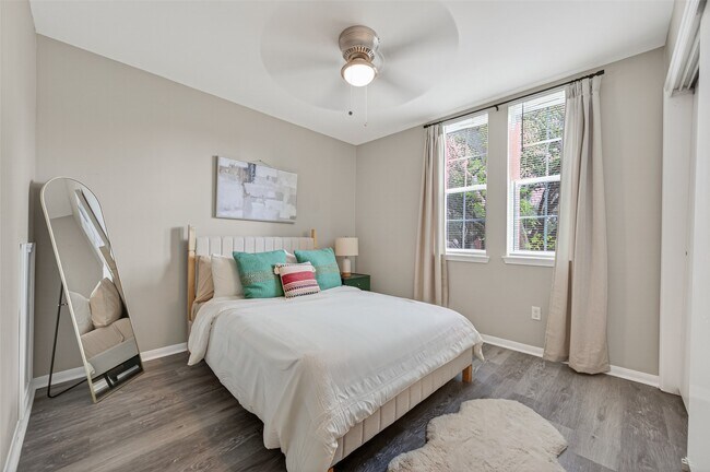 Building Photo - 6635 Queensclub Dr