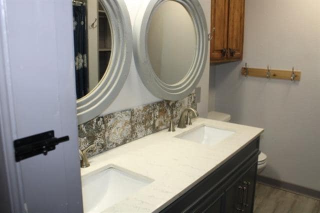 Building Photo - 915 W Lovers Ln