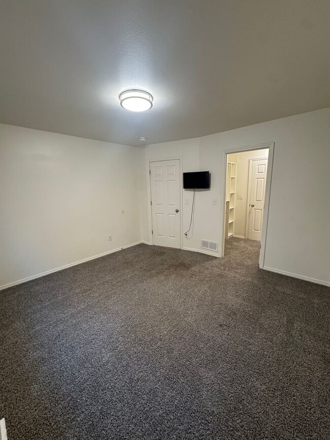Building Photo - 3 bedroom in downtown Eagle River