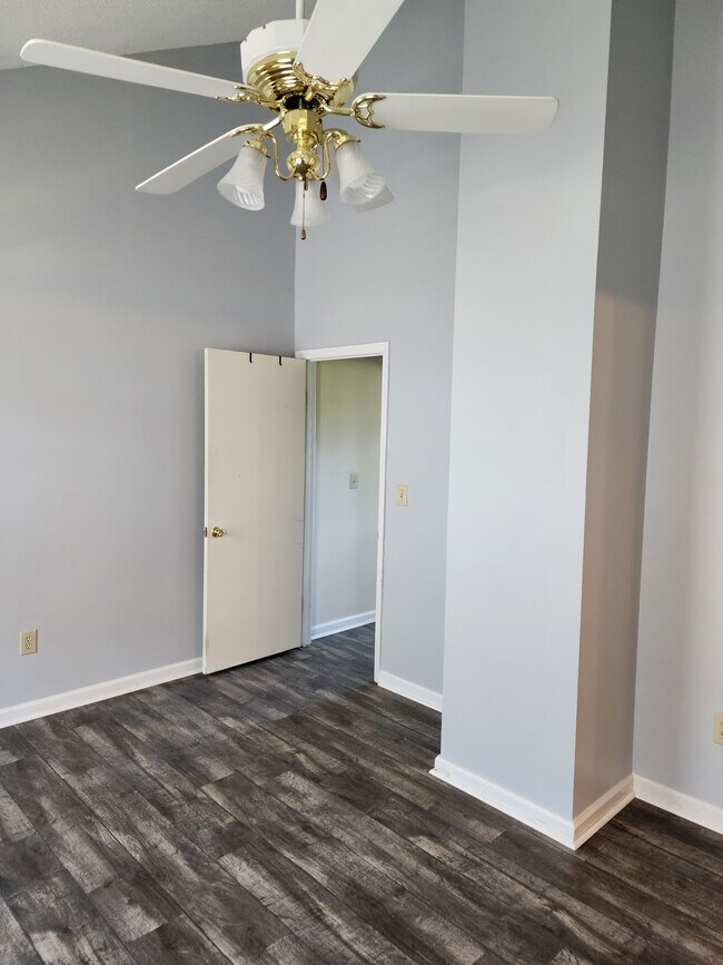 Building Photo - 105 Sandlewood Dr