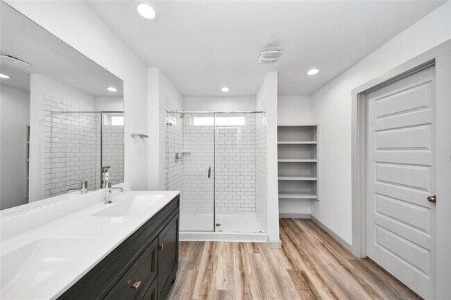 Building Photo - 14734 Sweetwater Dr