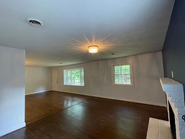 Building Photo - 3600 Ghent Dr