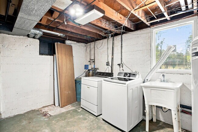 Building Photo - $2,590.95 with $300 Off The First Month's Rent, 4 Beds - 2 Bath, Single Family Home in Denver wit...