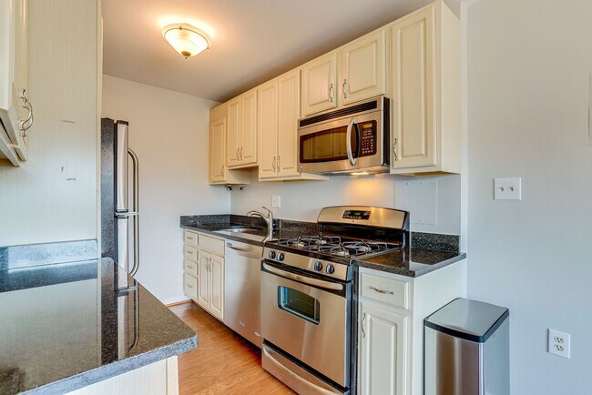 Building Photo - 1300 S Arlington Ridge Rd