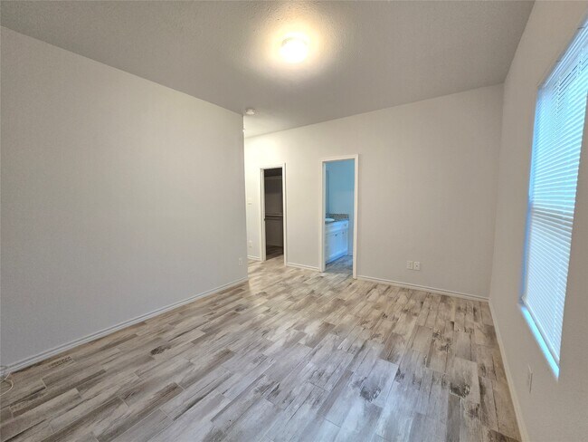 Building Photo - 4410 Larkspur St