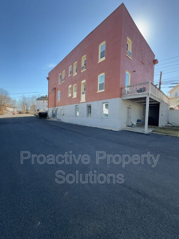 Building Photo - 730 N Main St