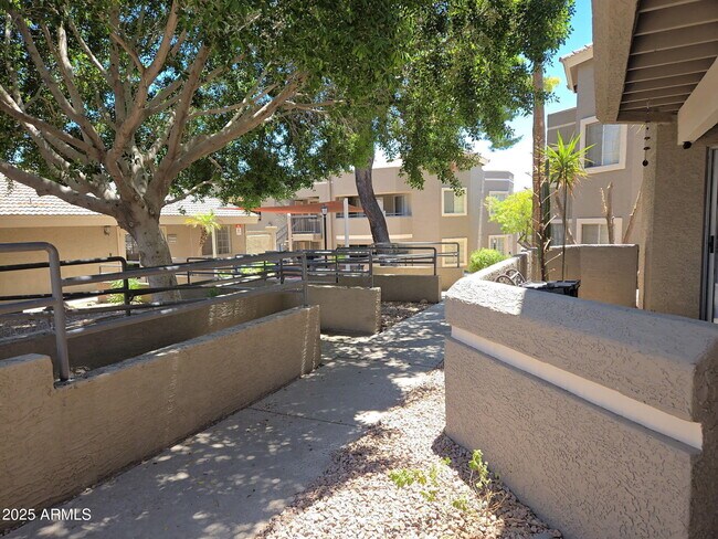 Building Photo - 1720 E Thunderbird Rd