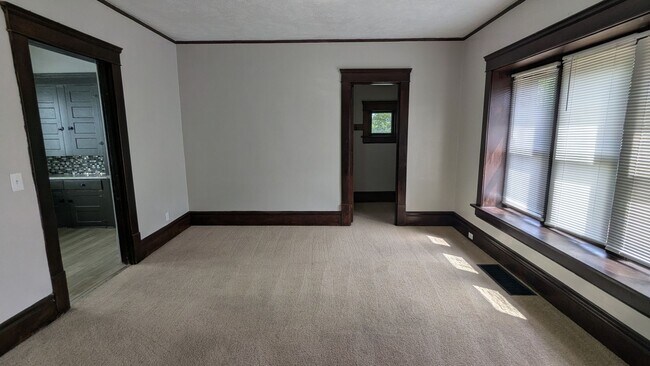 Building Photo - Spacious 5-bedroom, 1-bath home offers flexible living across multiple levels in Akron
