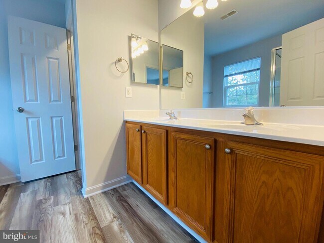 Building Photo - 5147 Mallards Landing Dr