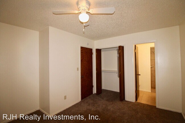 Building Photo - 901-903 Acacia Cir