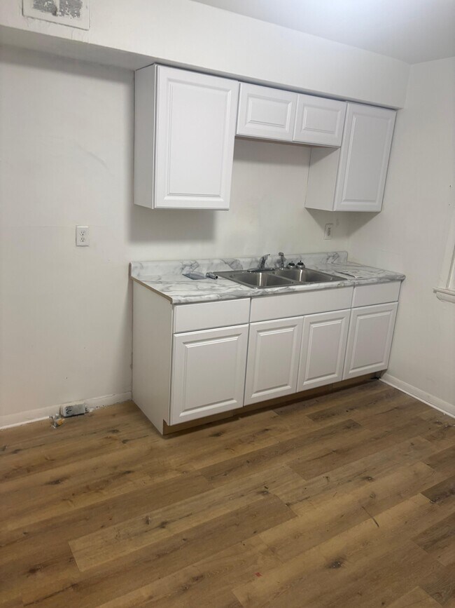 Building Photo - 5754 N 65th St