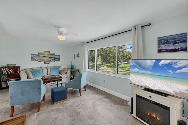 Building Photo - GORGEOUS UPDATED VILLA -CLARKE & BENEVA