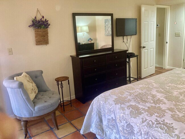 Building Photo - 4303 E Cactus Rd