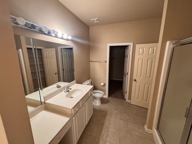 Building Photo - Beautiful 2-Bed, 2.5-Bath Townhouse in Har...