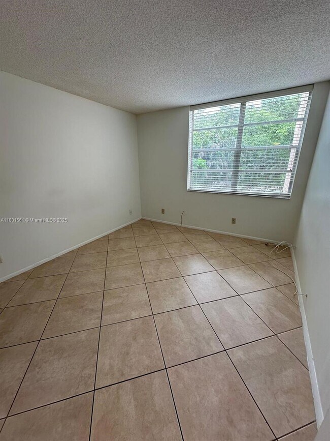 Building Photo - 9410 Live Oak Pl