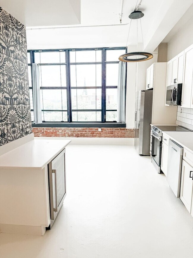 Building Photo - AVAILABLE AUGUST 21st!!!!! Gorgeous 2 bedroom 1 bath Condo on Gay Street in downtown Knoxville!!!
